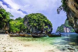 krabi, thailand -maya baai strand op phi phi ley eiland schone witte zandstranden en smaragdgroene zee. foto