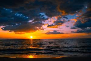 prachtige zonsondergang over de zee voor reizen en vakantie foto