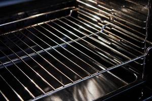 elektrische oven kookplaat binnen met rooster voor gerechten foto