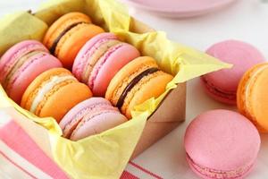 Franse kleurrijke macarons in doos foto
