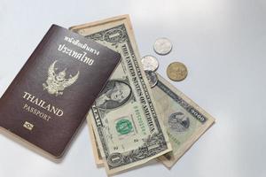 dollar en paspoort op witte achtergrond, inflatie concept. foto
