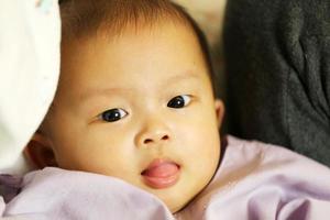 zieke Aziatische baby in een ziekenhuis. kind kreeg koorts en moest opgenomen worden in het ziekenhuis. foto