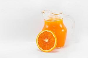 jus d'orange en schijfjes sinaasappel geïsoleerd op wit foto
