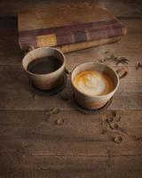 twee vintage koffiekopjes op houten tafel met oude books.3d rendering foto