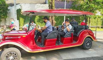 sukoharjo - 24 mei 2022 - Aziatische toerist zit in een rode klassieke auto met een toeristische chauffeur foto