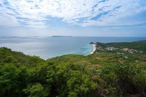 bovenaanzicht van blauwe zee strand op eiland, prachtig zeegezicht met verse groene bomen op het land, uitzicht op kaapstrand foto