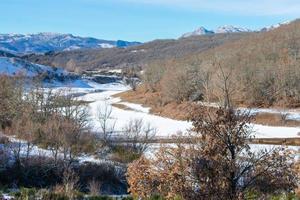 landschap met besneeuwde vallei in de bergen foto