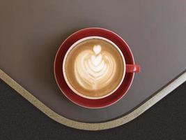 een kopje cappuccino koffie op een houten tafel foto