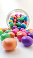stapel kleurrijke snoepjes in een container foto