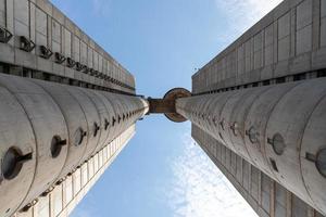 genex toren in belgrado uitzicht van onderaf foto