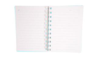 lege open notebook bekleed papier geïsoleerd op een witte achtergrond foto