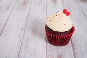 rood fluwelen cupcakes met rood hart erop foto