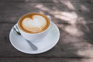 latte art koffie met hartvorm foto