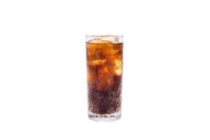 cola in longdrinkglas geïsoleerd op witte achtergrond foto