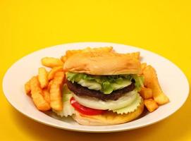 hamburger en frietjes foto