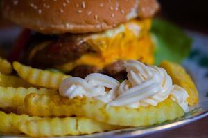 hamburger, zelfgemaakt, frietjes foto
