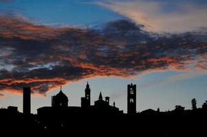 de skyline van de bovenstad van bergamo bij zonsondergang foto