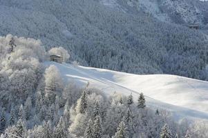 besneeuwde heuvel oltre il colle foto