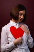 kortharige vrouw met hartvorm voor haar borst foto