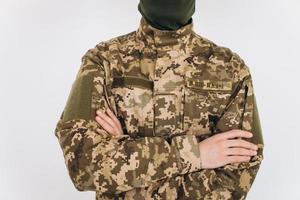 portret van een Oekraïense soldaat in militair uniform op een witte achtergrond foto