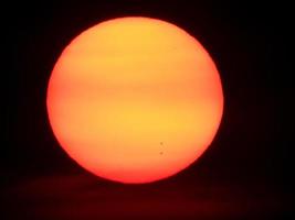 close-up van de zon en zonnevlekken. zonne-astrofotografie foto