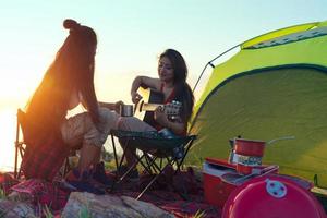 Azië jonge camping bos avontuur reizen op afstand ontspannen concept. foto