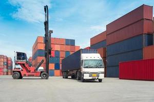 heftruck handling container box laden naar goederentrein bij import en export foto