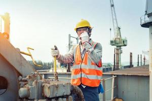 voorman controle laadcontainers doos van vrachtvrachtschip foto