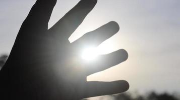 zon in de hand foto