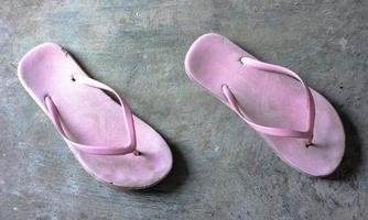 een paar versleten roze sandalen foto