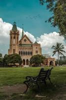 frere hall brits gebouw op een bewolkte dag in karachi pakistan. foto