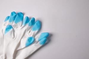 witte blauwe rubberen handschoenen op een witte achtergrond foto