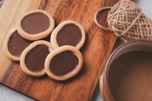 chocoladekoekjes en warme koffie foto