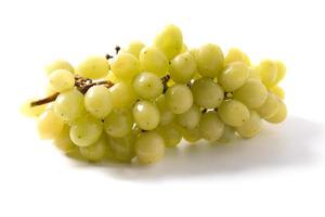 groene druiven op een witte achtergrond foto
