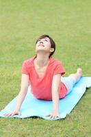 Japanse vrouw doet yoga cobra pose