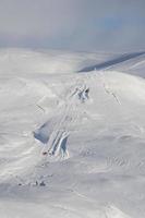 piste-bashers graven skilift uit in Glenshee, Schotland