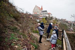 moeder met kinderen wandelen in het kasteelpark van znojmo in tsjechië foto