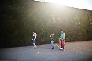 moeder met vier kinderen in lednice park, tsjechische republiek. foto