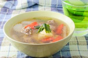 heldere soep met tahoe en varkensgehakt foto