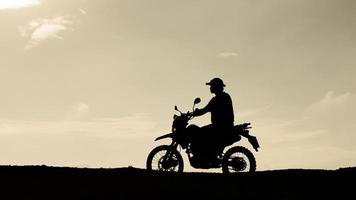 toeristen met motorfietsen, motorcross. avontuurlijke toeristen op motorfietsen. ideeën voor vakantie-evenementen voor heren foto