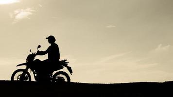 toeristen met motorfietsen, motorcross. avontuurlijke toeristen op motorfietsen. ideeën voor vakantie-evenementen voor heren foto