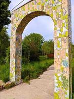 stenen poort in een park. boogpoort in de natuur foto