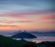 san francisco zonsopgang roze paars lucht silhouet foto