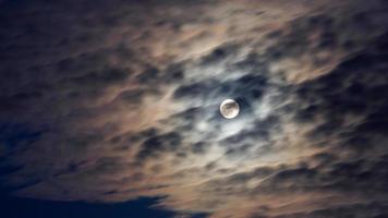 natuur volle maan wolk helder gloeiend foto