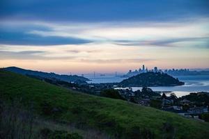 san francisco vroege ochtend skyline mist baai brug foto