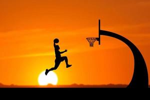 basketbalspeler silhouet springen