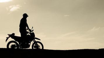 toeristen met motorfietsen, motorcross. avontuurlijke toeristen op motorfietsen. ideeën voor vakantie-evenementen voor heren foto
