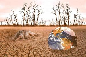 het concept van opwarming van de aarde en droogte en armoede en voedseltekorten. dorre bodems met warme klimaten hebben een wereldbol die geen groene ruimte heeft. foto