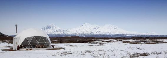 glamping huis en vulkaan, landelijk landschap, tenthuizen op het schiereiland kamchatka. selectieve aandacht. foto