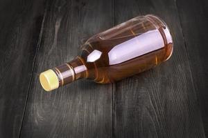 fles whisky op een houten achtergrond. foto